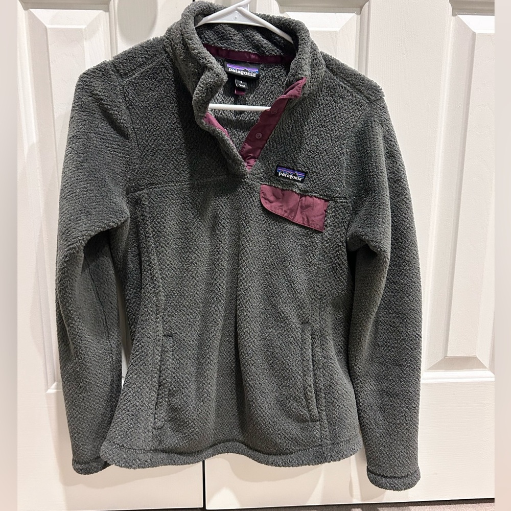 Great condition women’s Patagonia re-tool fleece. Dark gray/maroon - women small